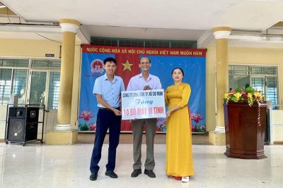 Nhà trường tiếp nhận 10 bộ máy vi tính do Công ty Long Bình TP.HCM trao tặng