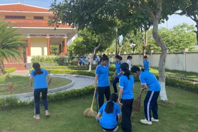 Liên đội Trường THCS Nguyễn Nghiêm đã tổ chức cho học sinh đến dọn vệ sinh tại Đài tưởng niệm liệt sĩ trên địa bàn