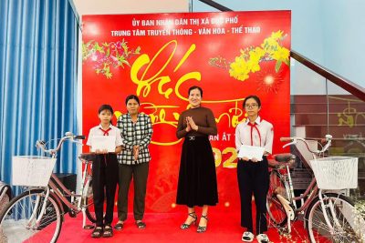 Trung tâm Truyền thông – Văn hóa – Thể thao thị xã hỗ trợ, nhận đỡ đầu cho học sinh nghèo vượt khó, học tốt